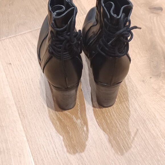 Leather boots by Catherine Malandrino - Picture 2 of 6